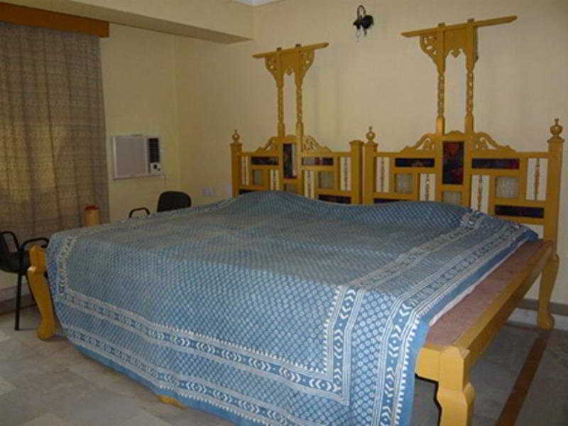 होटल Tripli Shambhu 3*